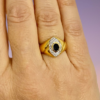 Classico anello in oro giallo 18kt  con zaffiro centrale e zirconi